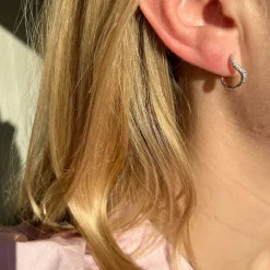 SCROUPLES SØLV ØRERINGE HALV CREOL SNOET MED ZIRKONER - 159452