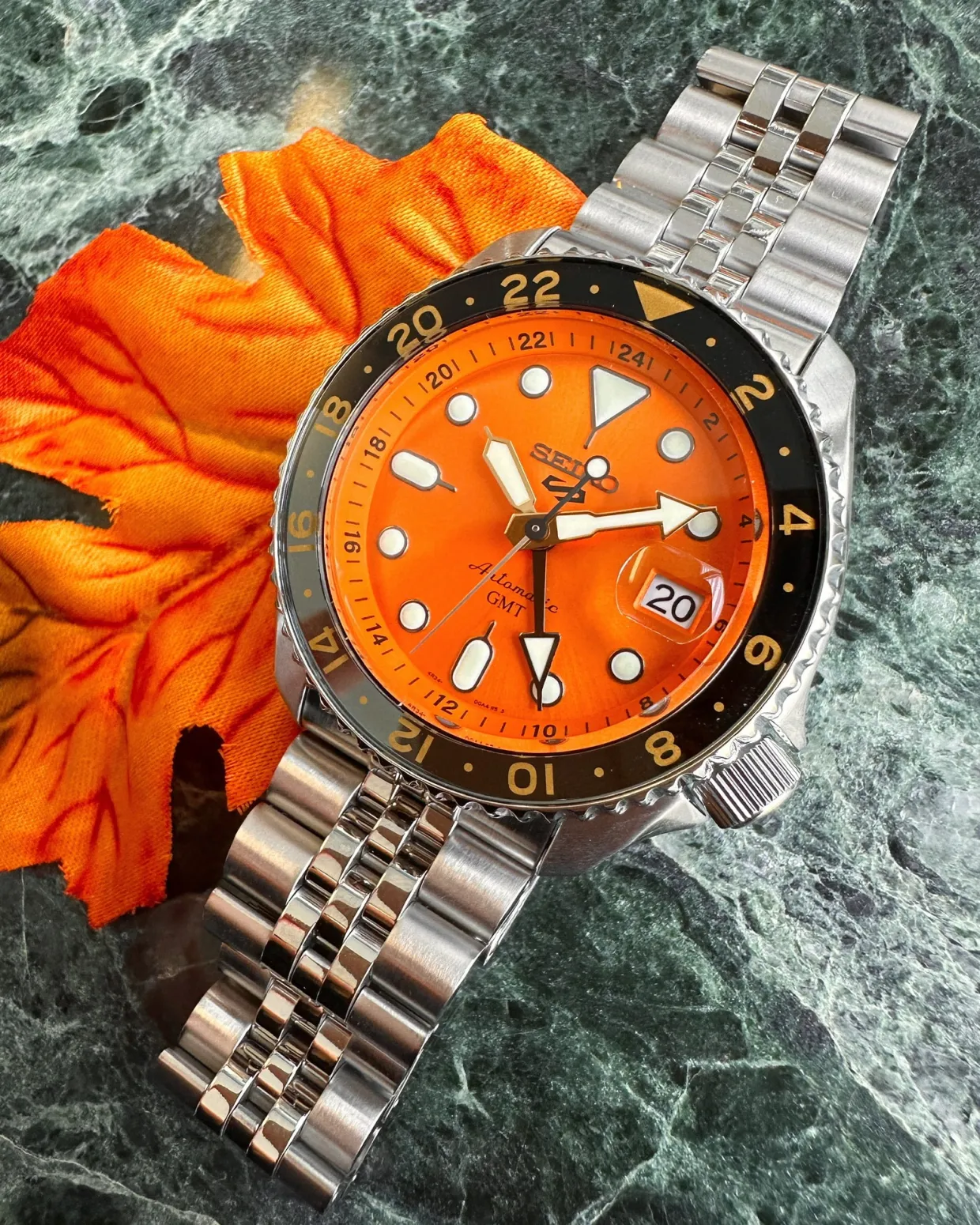 SEIKO 5 SPORT STYLE AUTOMATIK MED ORANGE SKIVE - SRPD59K1