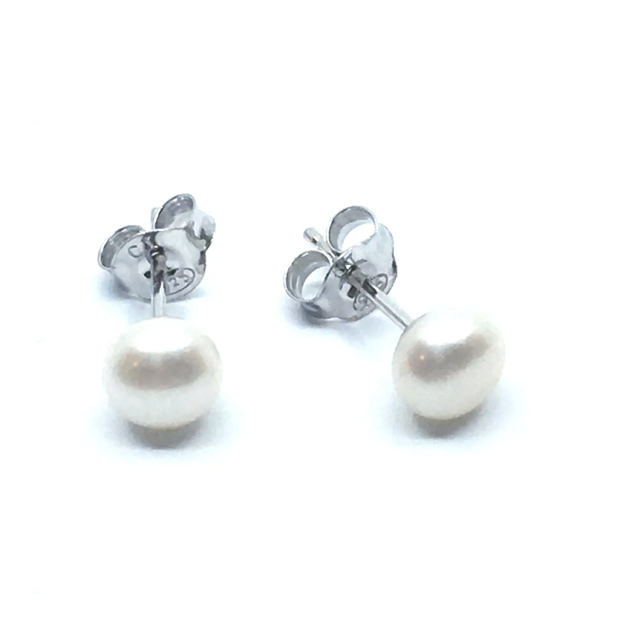 SØLV ØRESTIK RHODINERET HVID MED KNAP FERSKVANDSPERLE 5 MM