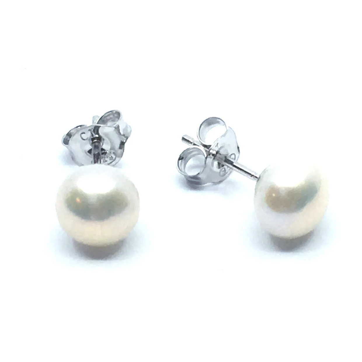 SØLV ØRESTIK RHODINERET HVID MED KNAP FERSKVANDSPERLE 6 MM