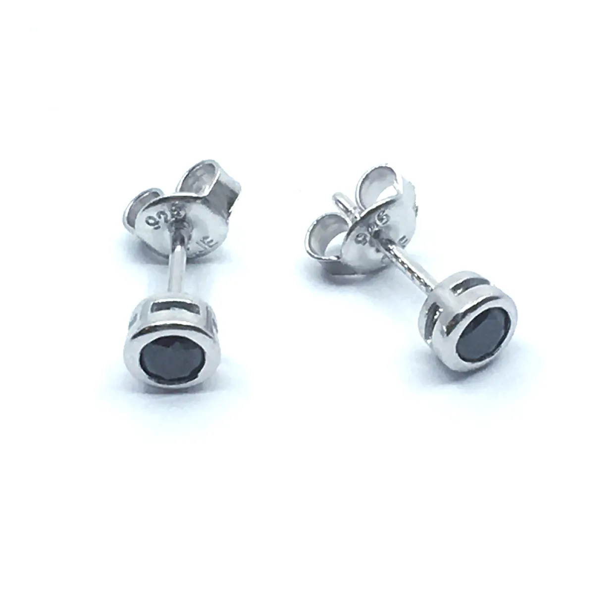 SØLV ØRESTIK RHODINERET MED SORT SYNT. ZIRKONIA 3 MM