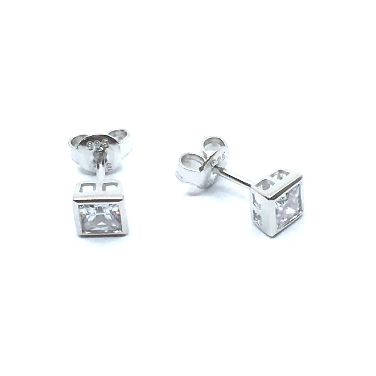 SØLV ØRESTIK RHODINERET MED SYNT. KLAR FIRKANTET ZIRKONIA 4 MM