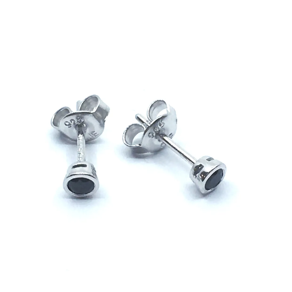 SØLV ØRESTIK RHODINERET MED SORT SYNT. ZIRKONIA 2 MM