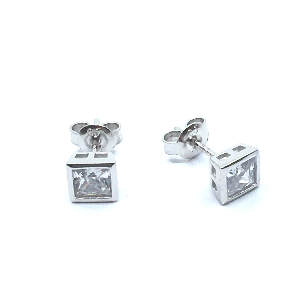 SØLV ØRESTIK RHODINERET MED SYNT. KLAR FIRKANTET ZIRKONIA 5 MM