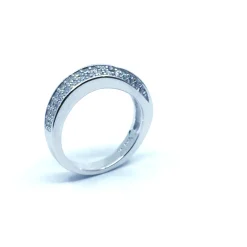 SØLV RING RHODINERET MED ET BÅND AF SMÅ SYNTETISKE ZIRKONIA