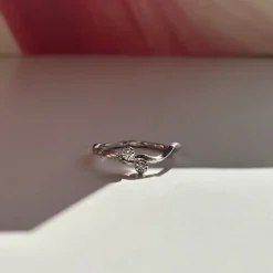 STINE A FLOW RING SØLV MED SNORLIGE LINJER OG TO STEN - 4053-00