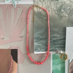 STINE A HALSKÆDE CHERIE BON BON MED CORALSTEN - 2057-02-OS