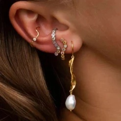 STINE A LONG TWISTED ØRERING I FORGYLDT SØLV MED BAROQUE PERLE- 1271-02-S