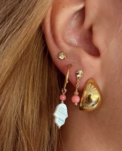 STINE A SWEET HAMSA ØRERING FORGYLDT SØLV MED CORAL OG PERLEMOR-VEDHÆNG - 1393-02-S