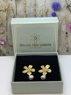SUSANNE FRIIS BJØRNER ØRERINGE SØLV FORGYLDT BLOMST - 5696-2-900